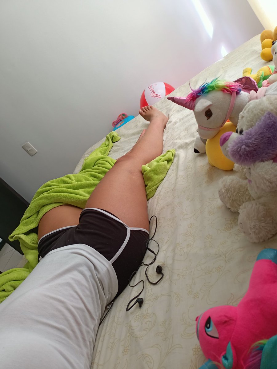 karomeneses's tweet photo. Acostarte arropada y despertarte por el frío 🤦🏻‍♀️ https://t.co/6YF0TGBTnG