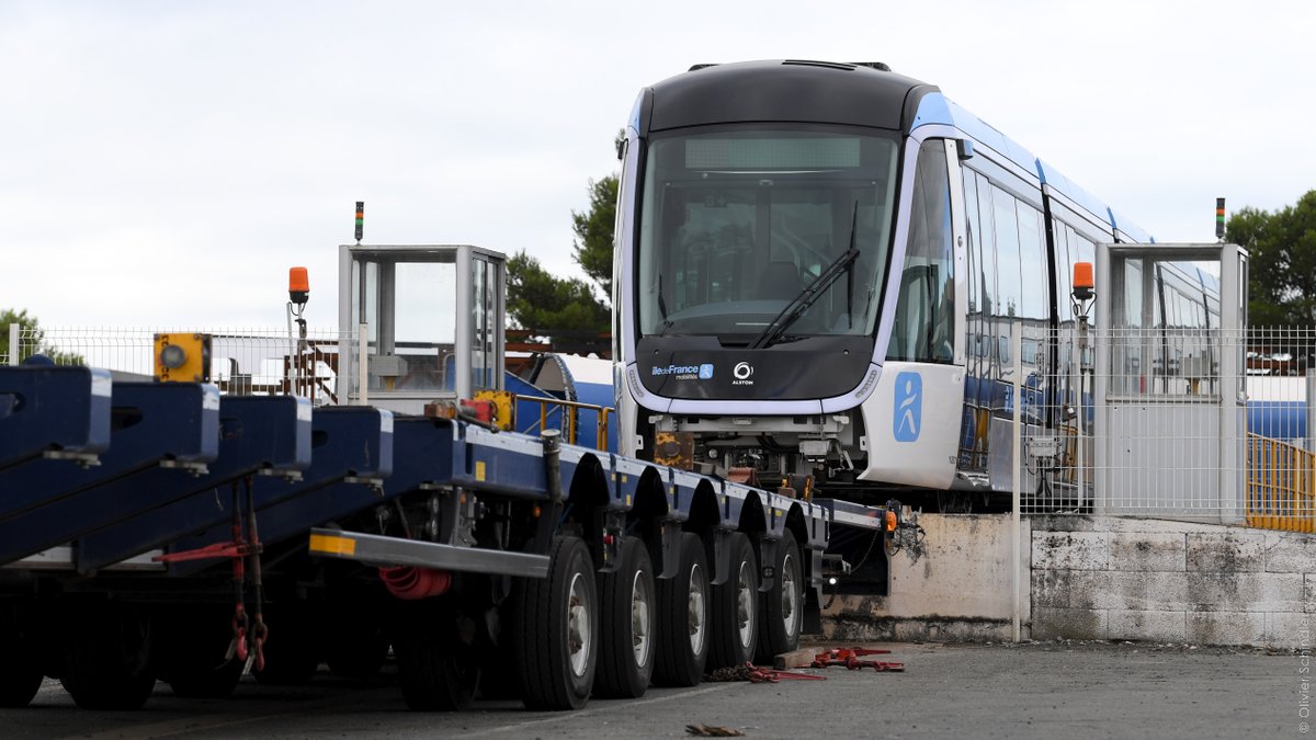 🎉 Du nouveau pour le #T10
Partie de La Rochelle, la 1ère rame du futur tramway T10 (Antony <> Clamart) est arrivée à l'atelier-garage de Châtenay-Malabry cette nuit !

Retour en images sur ce périple :

📣1ère étape : préparer la rame pour le transport