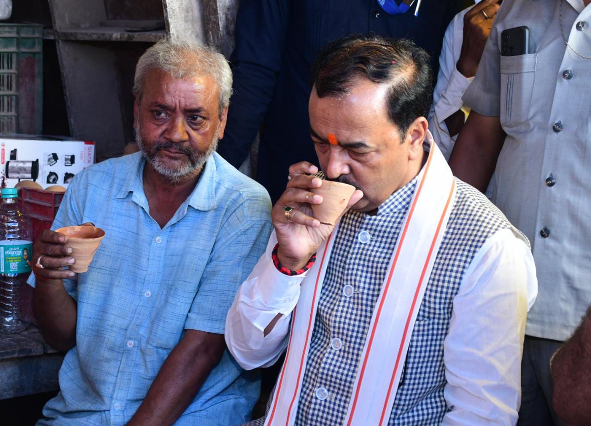 kpmaurya1's tweet photo. जनपद कन्नौज के गांधी चौक चौराहा के निकट स्थित दिलीप कुमार जी चाय की दुकान पर क्षेत्रीय लोगों के साथ चाय पी एवं विकास संबंधित अनेक मुद्दों पर संवाद किया। https://t.co/lcxyR92oc7