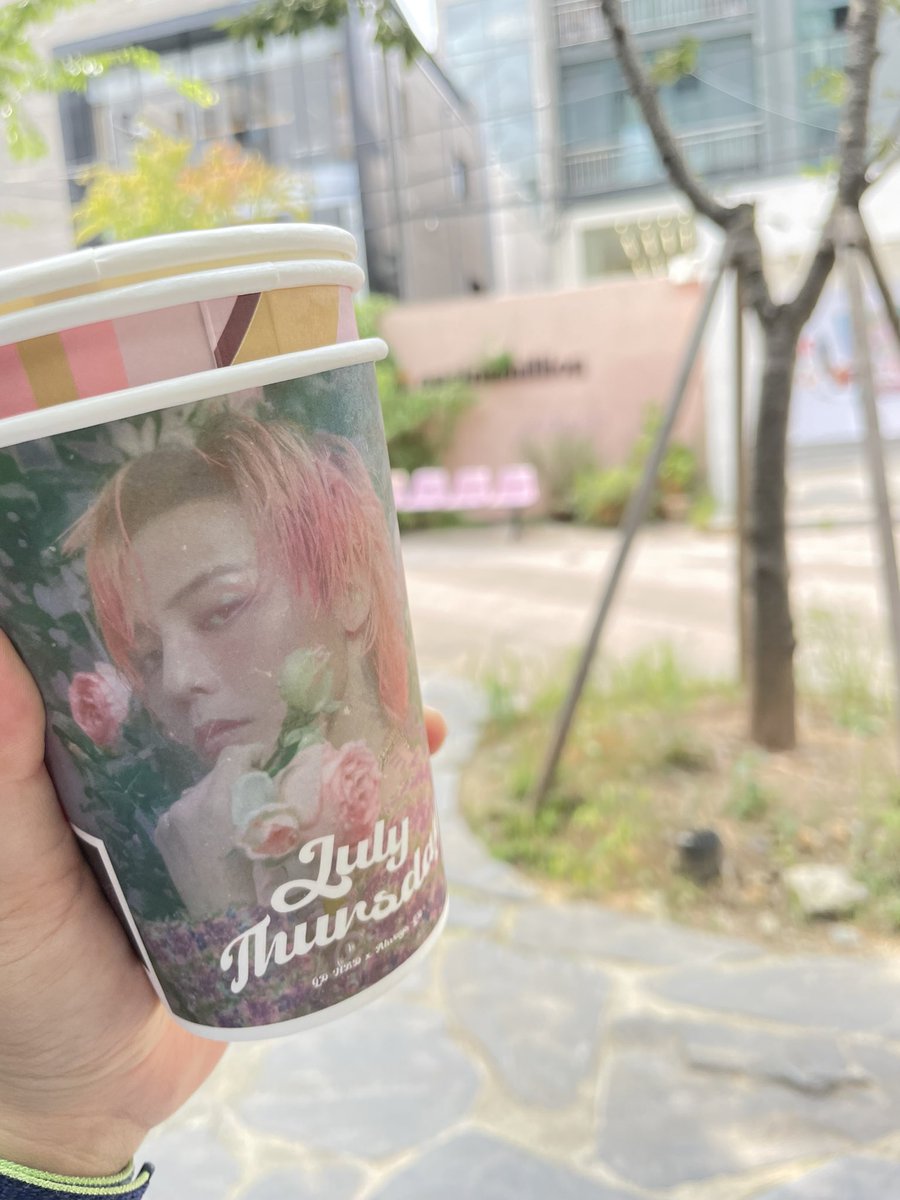 dewtttv's tweet photo. @always_gd 
진짜 카페 너무 예쁘고 지용이 생일 너무 축하하고 이렇게 꾸며주신거 너무 감사해요ㅠㅠ 힐링하고 갑니당😊 근데 딱 제 앞에서 기본 특전 끝나는건 뚁땅합니다..ㅠ
#HappyKWONJIYONGDay #220818 #alwayagd https://t.co/nmB71JMs8W