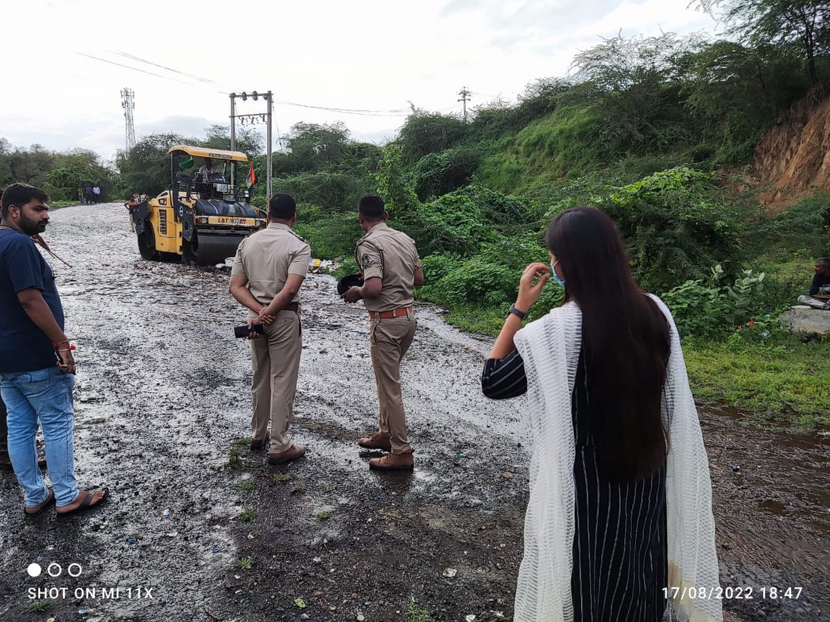 SdmThasra's tweet photo. તા. 17/08/2022 ના રોજ ડાકોર અને ઠાસરા પોલીસ સ્ટેશન દ્વારા પ્રોહીબીશનના ગુનામાં જપ્ત કરવામાં આવેલ ભારતીય બનાવટના ઇન્ગ્લીશ દારૂનો વિધિવત નાશ કરવામાં આવ્યો... 
@collectorkheda 
@SPKheda 
@mahitinadiad https://t.co/4EDgXYXn7q