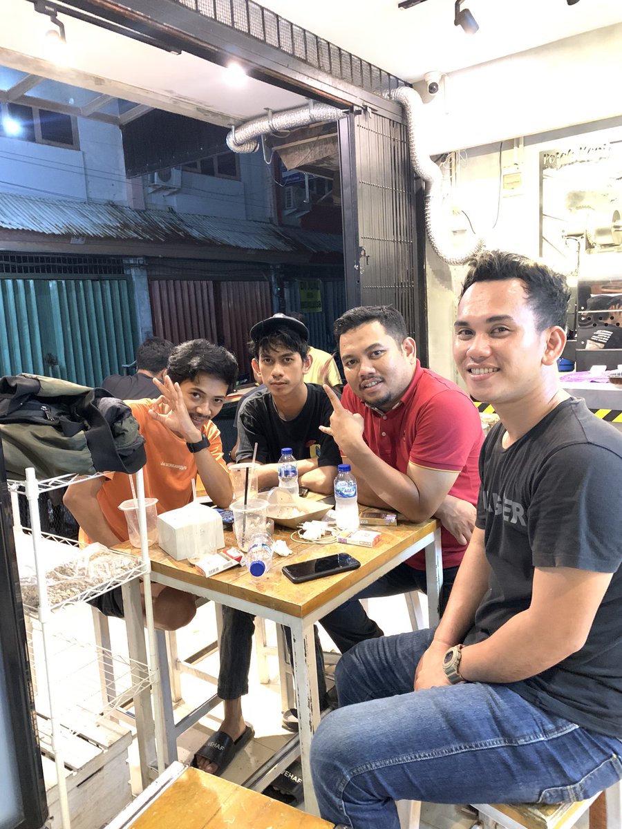 FandyFAP's tweet photo. 🤣 https://t.co/QefUF8tMoL