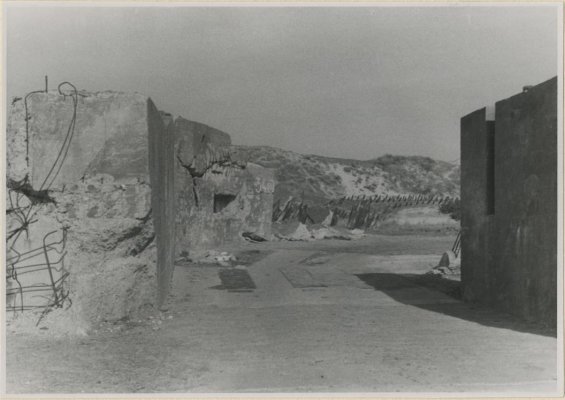 Restant van de Atlantikwall in 1947,  doorgang in de tankmuur over het fietspad naar Meijendel in de duinen ten noorden van Scheveningen.
Afbeelding collectie <a href="/haagsarchief/">Haags Gemeentearchief</a>