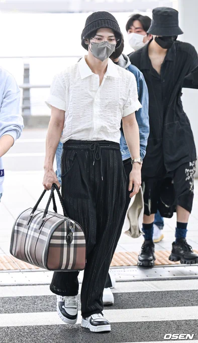 WHYS HE FLEXING SO HARD LIKE I THINK I KNOW WHATS IN THAT BAG- 