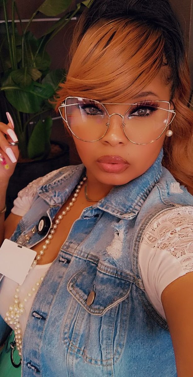 AllisonTLampkin's tweet photo. The #Hustle doesn't stop. #prettyhustle 💚🛍🎀 https://t.co/oFLcAvOiBS