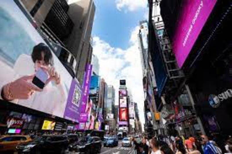 passionatemktg's tweet photo. Samsung and BTS drown in purple for the fourth-gen Galaxy Z Flip4
https://t.co/NPdsPmyCIJ
#GalaxyZFlip4 #new22 #samsung @CoachMarketing0 #pim #passionateinmarketing #MaxEd https://t.co/GLd07WZf3M