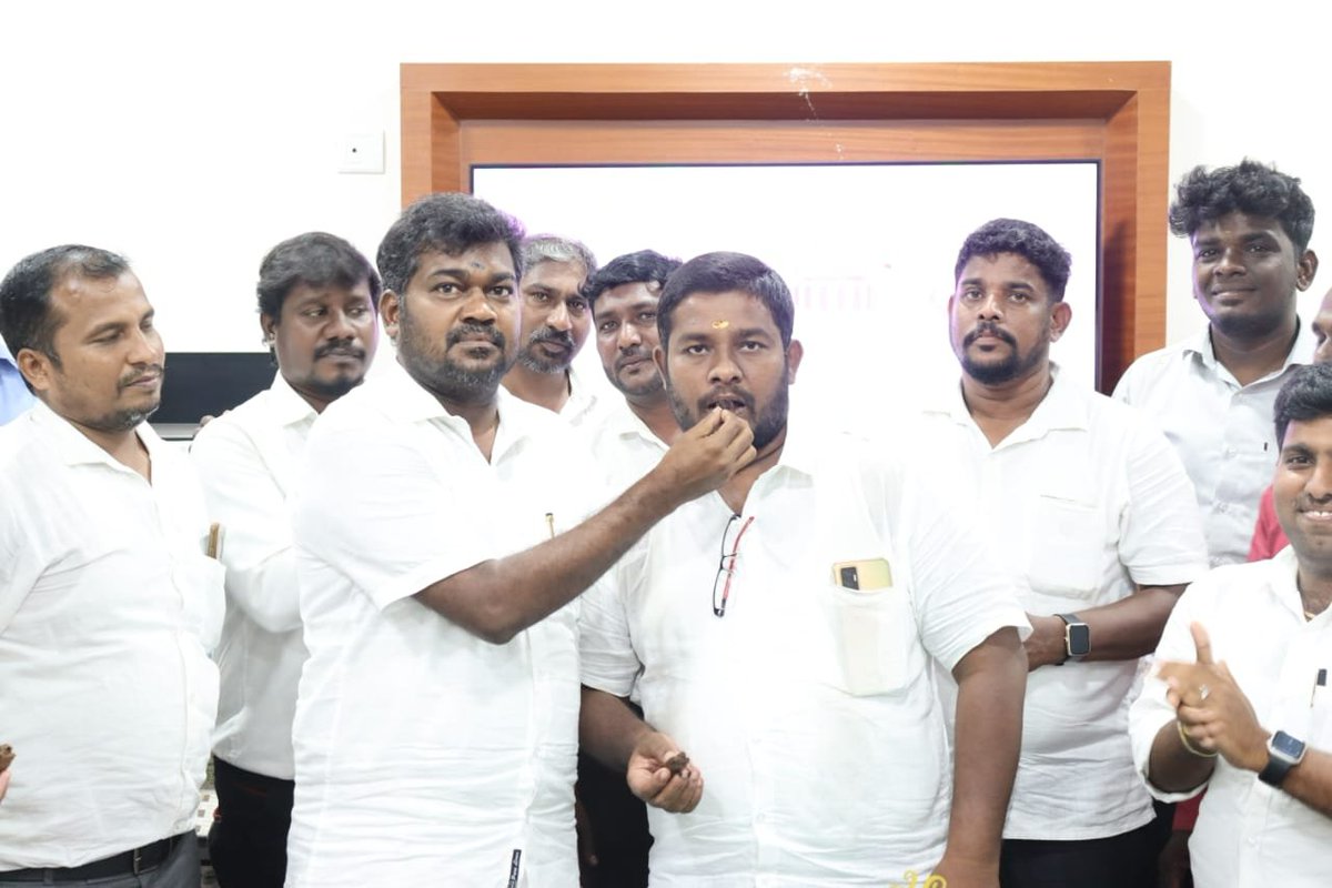 kaizensukumar's tweet photo. தமிழக வாகன ஓட்டுனர்கள் மற்றும் தொழிலாளர்கள் நல சங்கத்தின் பொதுச் செயலாளர் @SurendranYes5 அவர்களின் பிறந்தநாள் நேற்று சங்கத்தின் தலைமை அலுவலகத்தில் மிகச் சிறப்பாக கொண்டாடப்பட்டது
#HBDSurendran #tndwwa #Generalsecretaryoftndwwa #Birthdaycelebration #fuehrerfintech https://t.co/zpA0CHdCJl