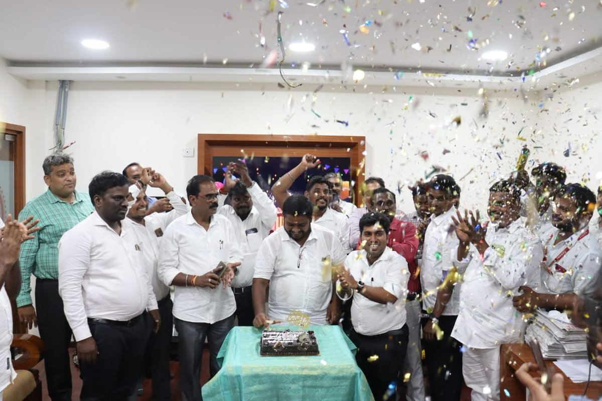 kaizensukumar's tweet photo. தமிழக வாகன ஓட்டுனர்கள் மற்றும் தொழிலாளர்கள் நல சங்கத்தின் பொதுச் செயலாளர் @SurendranYes5 அவர்களின் பிறந்தநாள் நேற்று சங்கத்தின் தலைமை அலுவலகத்தில் மிகச் சிறப்பாக கொண்டாடப்பட்டது
#HBDSurendran #tndwwa #Generalsecretaryoftndwwa #Birthdaycelebration #fuehrerfintech https://t.co/zpA0CHdCJl