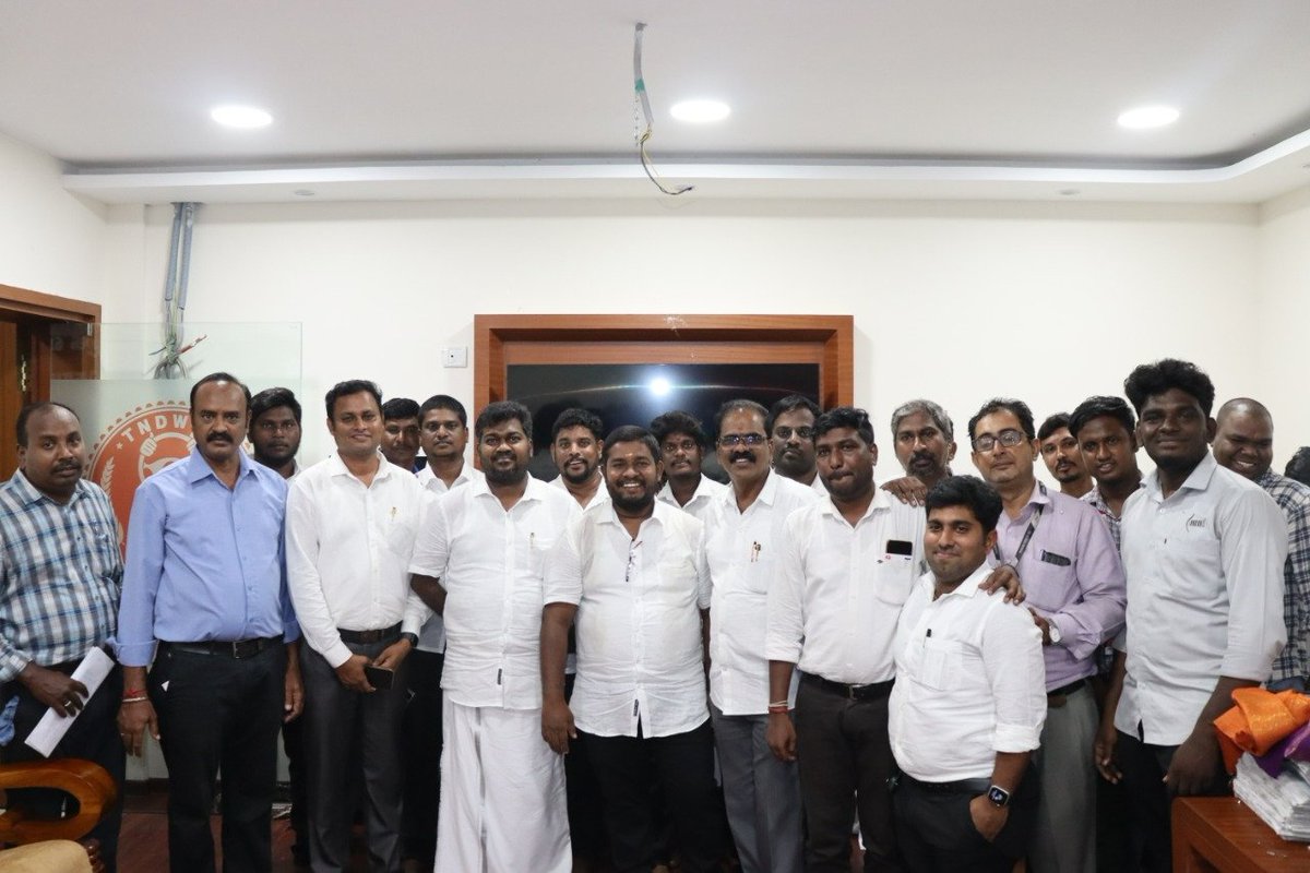 kaizensukumar's tweet photo. தமிழக வாகன ஓட்டுனர்கள் மற்றும் தொழிலாளர்கள் நல சங்கத்தின் பொதுச் செயலாளர் @SurendranYes5 அவர்களின் பிறந்தநாள் நேற்று சங்கத்தின் தலைமை அலுவலகத்தில் மிகச் சிறப்பாக கொண்டாடப்பட்டது
#HBDSurendran #tndwwa #Generalsecretaryoftndwwa #Birthdaycelebration #fuehrerfintech https://t.co/zpA0CHdCJl
