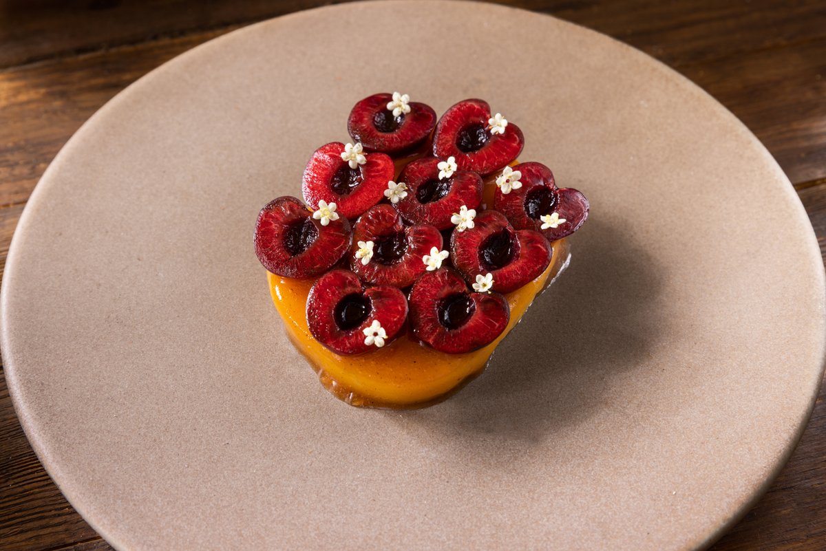 Queso Adobera Asado con reducción de toronja y cerezas en mezcal.

#AlelíRooftop #Roma #CDMX