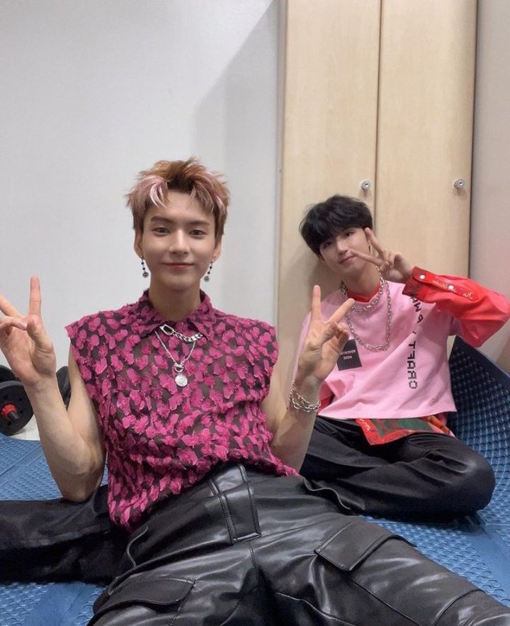 xhrachxa's tweet photo. @forjunhan it's not a selca but we still win 😭 https://t.co/GeYiMDs4Kp
