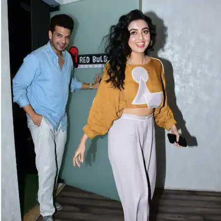 Oneindia's tweet photo. @itsmetejasswi and @kkundrra mesmerise with their chemistry at Dobaara screening

#TejassswiPrakash #KaranKundrra #TejRan #DobaaraaScreeningInDelhi #Dobaraa #TaapseePannu #AnuragKashyap https://t.co/TxBpspCEMc