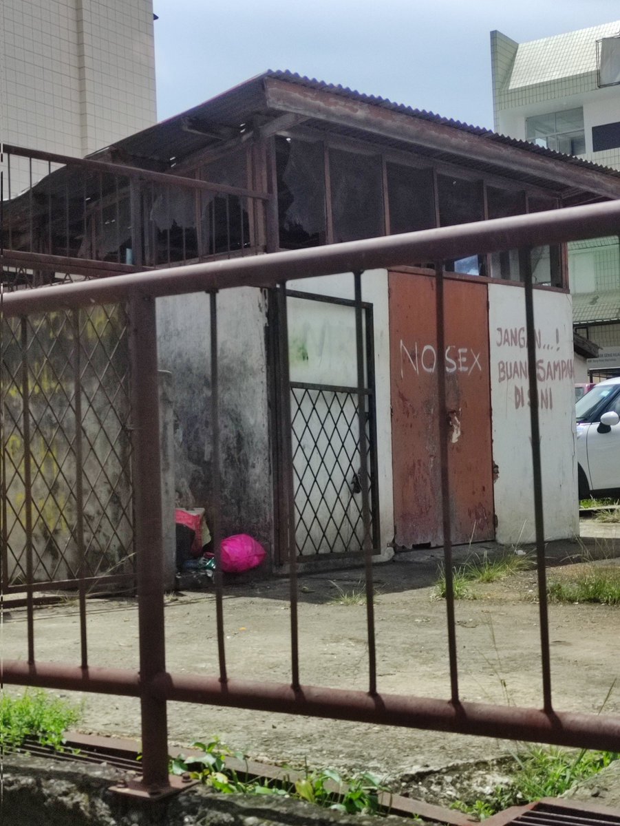 PiinkBiiitch's tweet photo. Saw this at menglait. I need to know the story behind that https://t.co/ynEqB6Kd8X