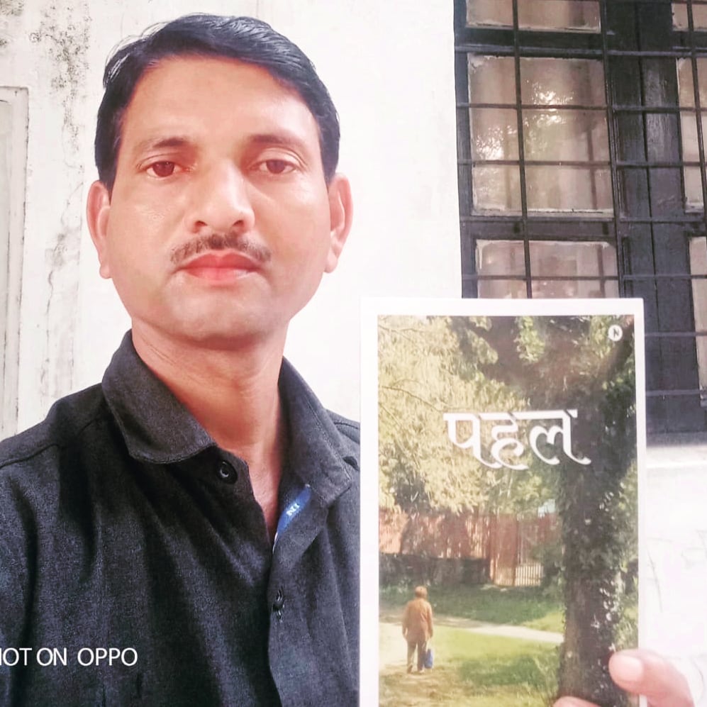 kaiviak's tweet photo. A #book_lover mr. Shyam maurya and #book #pahal
#kaiviak
@anaghalgo
@vijayprayagraj
#amwritingromance
#poetry https://t.co/bRksBKuFPT