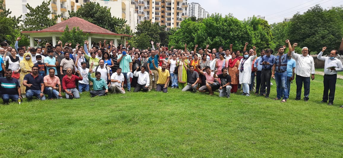 amrapali_buyers's tweet photo. कोर्ट रिसीवर की कमेटी और मार्केटिंग के एक सदस्य #AmrapaliHomeBuyers के हितों से समझौता करने को इतने उत्सुक क्यों हैं?कहीं यह साजिश तो नहीं है! क्या Project में दी जाने वाली बेसिक सुविधाओं एवं एमेनिटीज से समझौता करवा कर किसी और का हित साधा जा रहा है! @OfficialNBCC @nefowaoffice https://t.co/xZj6e31nNH