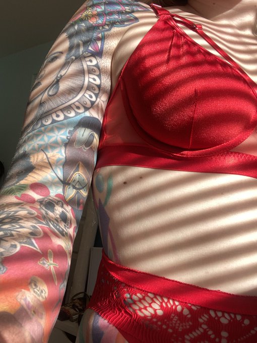 Technically, there is nudity in this photo 😅  🧨 https://t.co/y0wp77hC7u https://t.co/34mp31lCYe