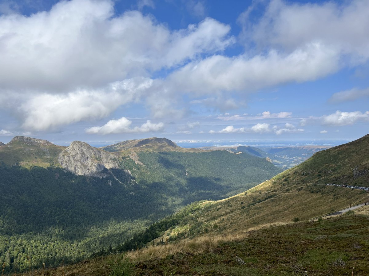 Emy_Crocro's tweet photo. Hier c’était le jenesaispluscombientième jour des #VacancesEnFamille2022 de la #PatchFamily… nous avons donc sillonné les routes entre Cantal et Haute Loire : Puy Mary, quelques châteaux (privés donc non visita les), La Chaise Dieu et Le Puy en Velay… https://t.co/k3XZX2VVkw