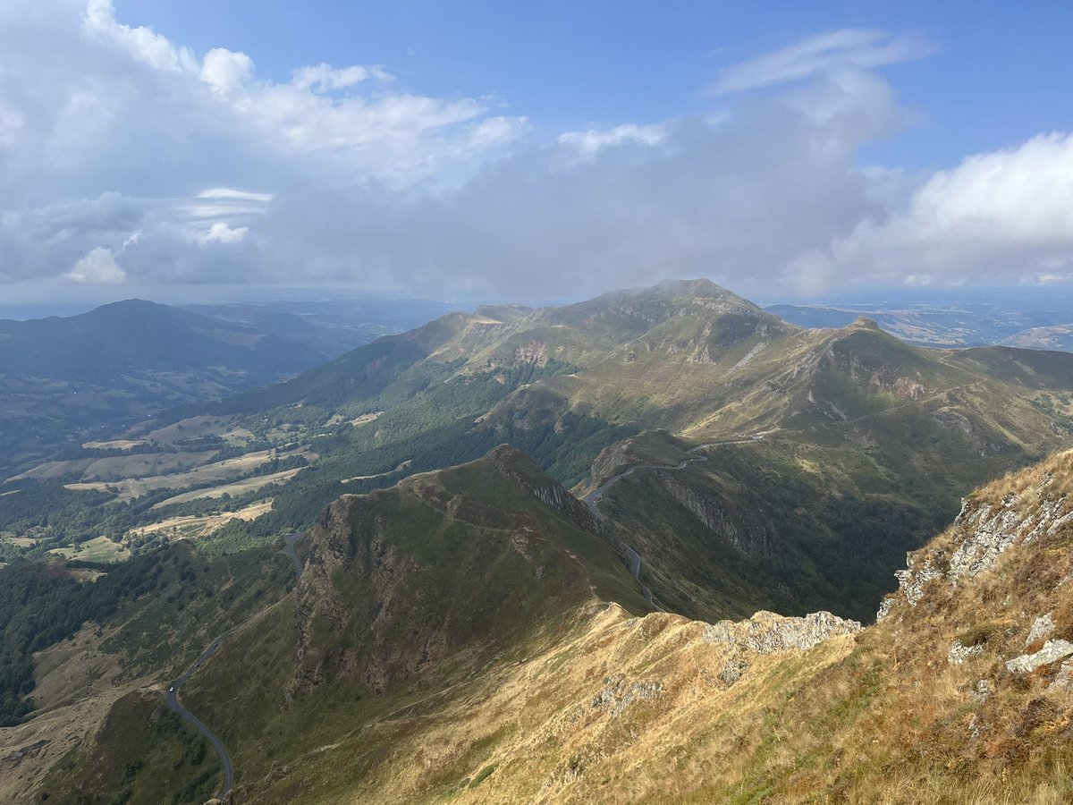 Emy_Crocro's tweet photo. Hier c’était le jenesaispluscombientième jour des #VacancesEnFamille2022 de la #PatchFamily… nous avons donc sillonné les routes entre Cantal et Haute Loire : Puy Mary, quelques châteaux (privés donc non visita les), La Chaise Dieu et Le Puy en Velay… https://t.co/k3XZX2VVkw