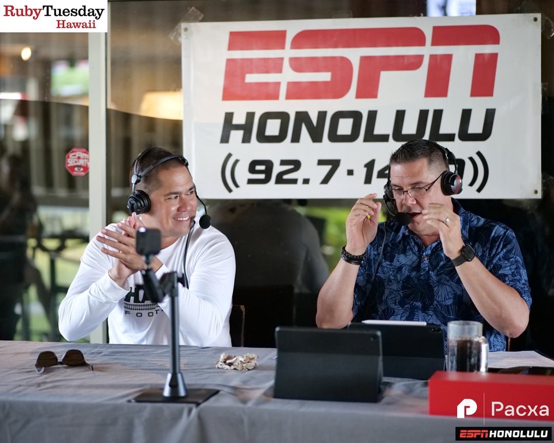 ESPNHonolulu's tweet photo. Mahalo for coming out or tuning in to Call The Coach at Ruby Tuesday with Head Coach @CoachTimmyChang!! 

#RubyTuesday #CallTheCoach #TimmyChang #BRADDAHHOOD #ESPNhonolulu https://t.co/VRBg69Grcb