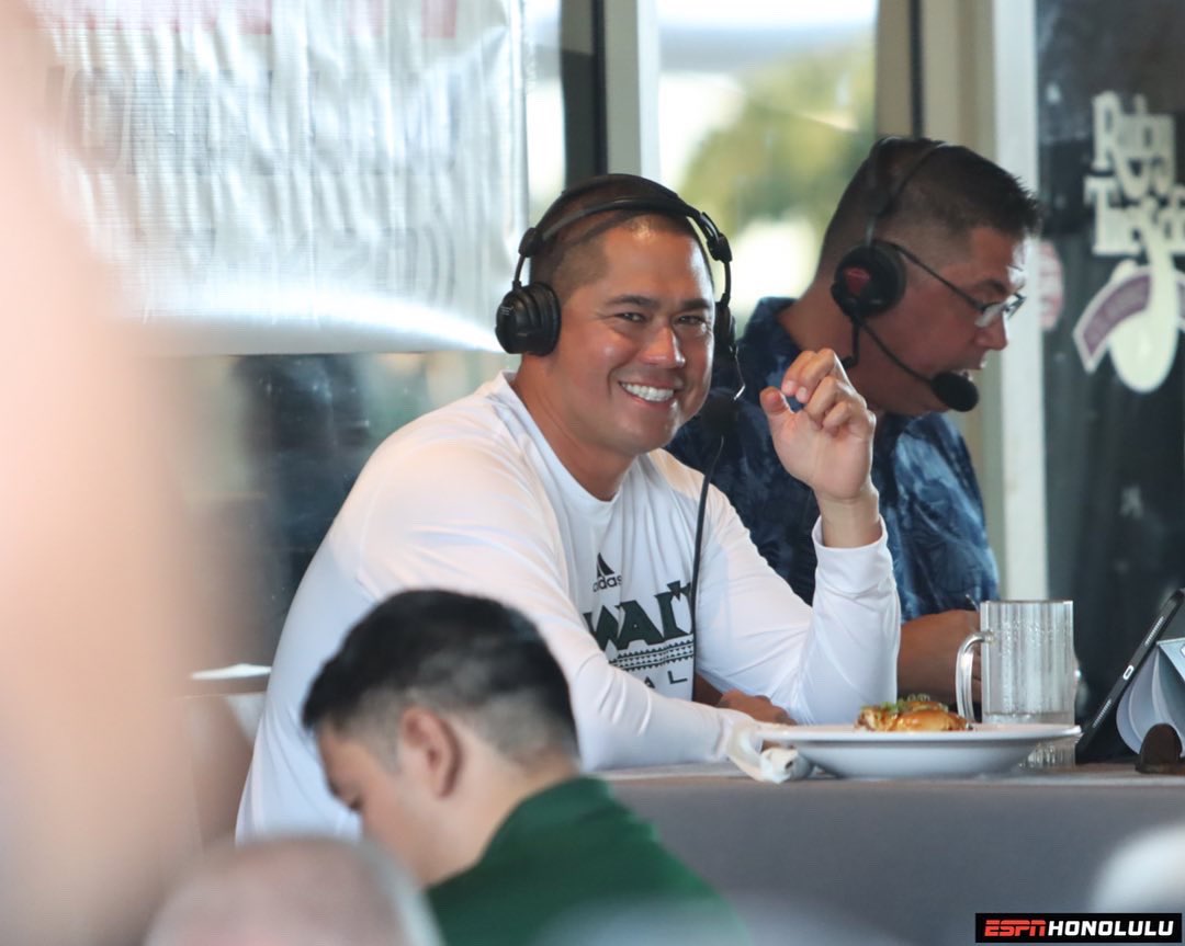 ESPNHonolulu's tweet photo. Mahalo for coming out or tuning in to Call The Coach at Ruby Tuesday with Head Coach @CoachTimmyChang!! 

#RubyTuesday #CallTheCoach #TimmyChang #BRADDAHHOOD #ESPNhonolulu https://t.co/VRBg69Grcb