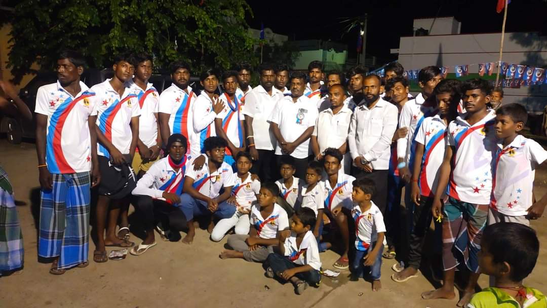 Hari_r_g3's tweet photo. #வடகுமரை கிராம இளஞ்சிறுத்தைகளும், குட்டிச்சிறுத்தைகளும்
#நீலச்சிவப்பு படை...
(அடுத்த பாய்ச்சலுக்கு அணியமாவோ���்!
அடுத்த தலைமுறையை அணியமாக்குவோம்!!)
#தமிழர்_எழுச்சி_நாள்
#HBD_Thiruma4Empowerment 
@thirumaofficial 
@VanniArasu_VCK https://t.co/me9T4mXech