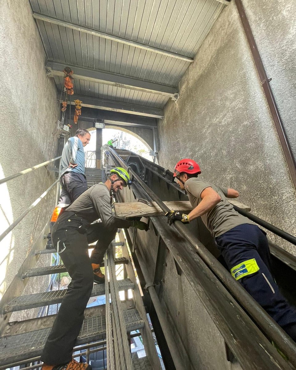 TableMountainCa's tweet photo. Teamwork makes the dream work! 🙌
Our annual maintenance Shutdown is progressing according to schedule.

#TableMountainCableway #MaintenanceShutdown https://t.co/J0kWufQ0Lj