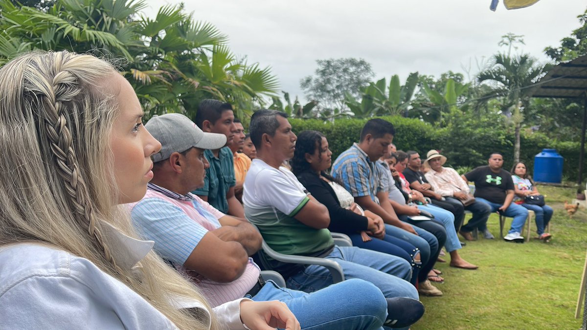 RodrigoMenaR's tweet photo. La intervención en territorio para brindar la información de los trabajos que hace el Municipio, socializar junto a la población de los proyectos que necesita El Carmen, preparamos el terreno propicio para llevar por mejores días a la a capital mundial del plátano. https://t.co/6cdwDm9bhz