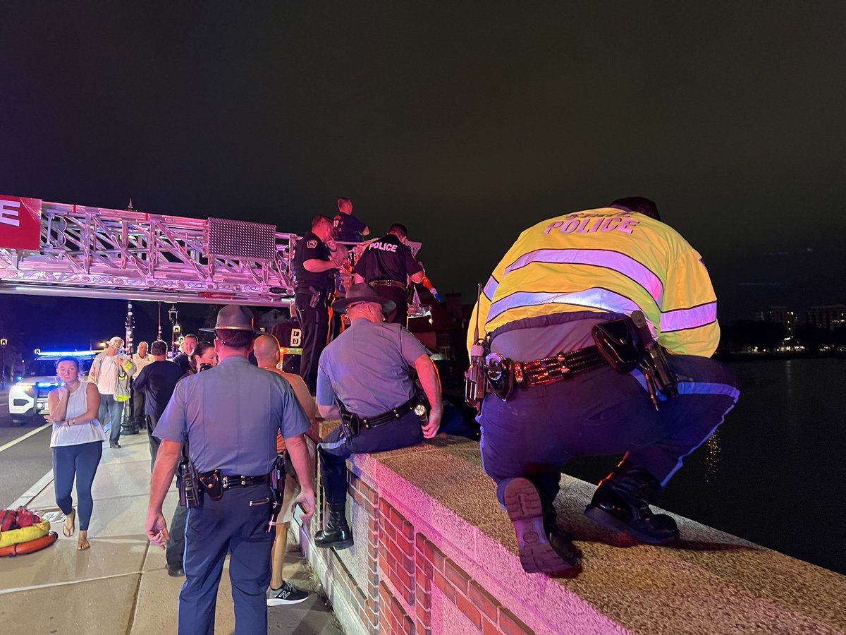 LiveBoston617's tweet photo. 🚨Happening Now🚨 Responders from @CambridgeMAFire @CambridgePolice @BostonFire and @MassStatePolice are on scene at the Anderson Bridge after reports that someone jumped from the bridge. https://t.co/lOnj1fjRa4