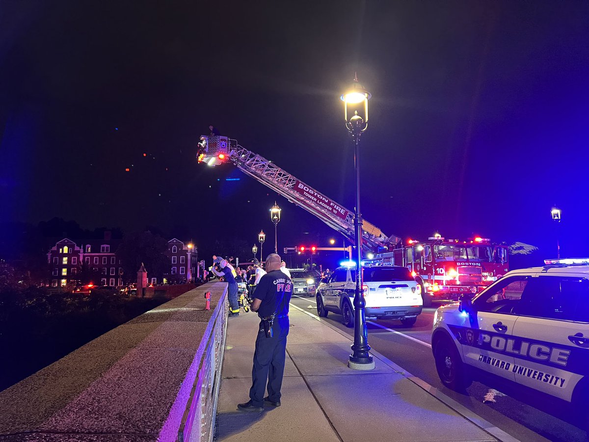 LiveBoston617's tweet photo. 🚨Happening Now🚨 Responders from @CambridgeMAFire @CambridgePolice @BostonFire and @MassStatePolice are on scene at the Anderson Bridge after reports that someone jumped from the bridge. https://t.co/lOnj1fjRa4