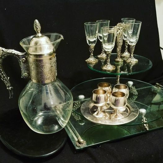 DWedgeCreations's tweet photo. #etsy shop:Barware glass 2Tiered Tray,glasses,Decanter https://t.co/3WvdSHnB22 #sheffieldsilver #newyears #tieredservingtray #tidbittray #twotiertray #wsblackinton #grapeandvine #blackintonsilver #silvergoblets #silverdecanter #silvergrapes #winecarafe #artglass #art https://t.co/WHXIOLJUwl