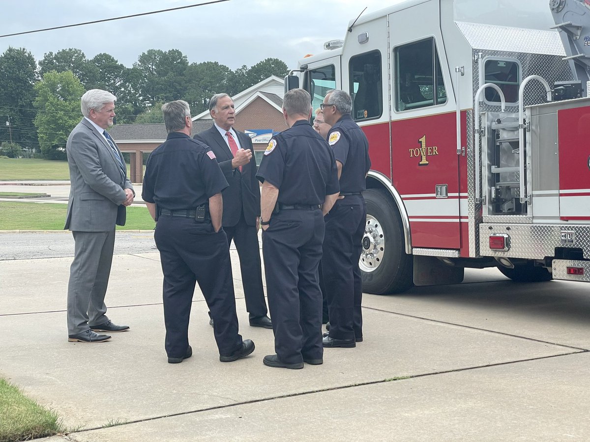 JohnBoozman's tweet photo. Closed out the day in Greenwood with Mayor Kinslow, civil servants and citizens discussing how the Biden administration’s policies are driving inflation and making energy more expensive.
Arkansans are confirming this reckless agenda is #BustingMyBudget and causing real damage. https://t.co/V5s7JqmoMO