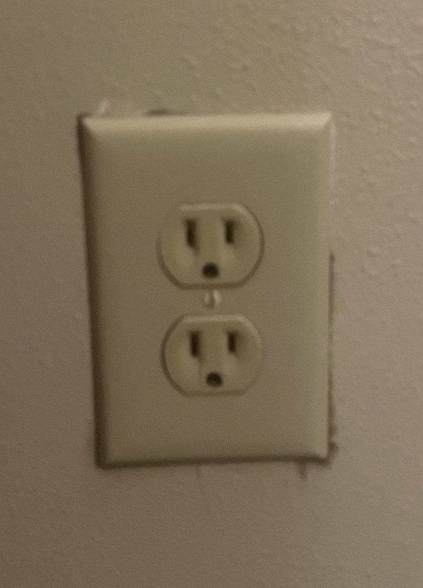 SimplyMonique's tweet photo. @ChoiceHotels @myfox8 Your hotel in Greensboro is plagued by black mold. I have asthma and experienced breathing problems as a result of the mold. I left in the middle of the night after finding the issue. I asked for a full refund and have yet to receive it. I want my money back https://t.co/l8XLTuFU6B