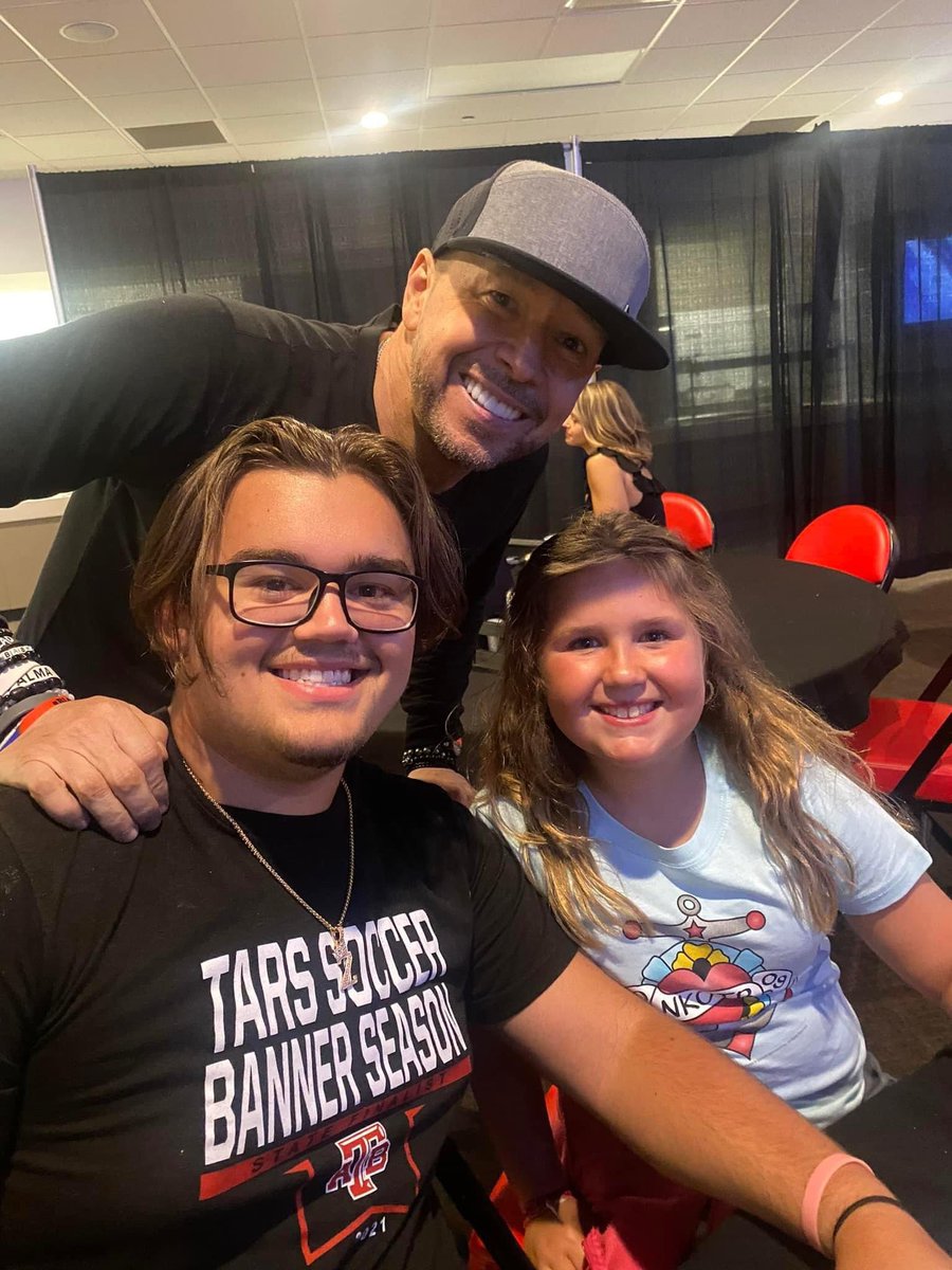 TK_JBLOCK's tweet photo. Happy Birthday @DonnieWahlberg 🎉❤️🤘🏽
You inspire us to be our best every day! You are loved, brother🙏🏽❤️. Hope you had a great one🎉💪🏽
#keepkeepinon #NKOTB https://t.co/JfkKhdDJZN
