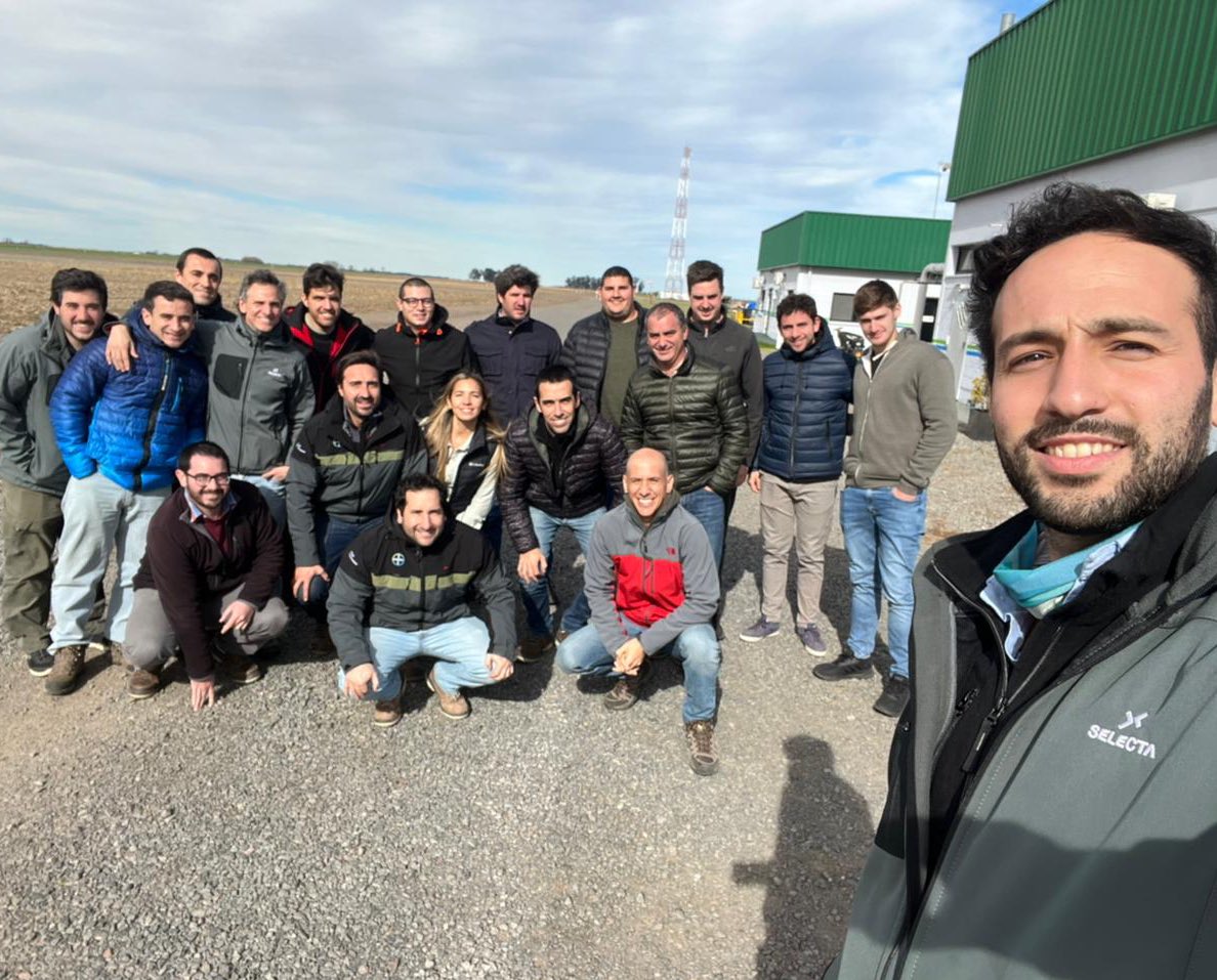 AnduGargantini's tweet photo. Segundo día de intercambio con el #OneTeam de la NúcleoSur. Esta vez con AA del canal de Distribución #Selecta.
Foco en conectar los negocios de CP, @LaTijeretaMaiz, con la agricultura digital @FieldViewArg y mejorar la experiencia de nuestros clientes.
#LideresEnRelacionamiento https://t.co/JWB2Chz6xb