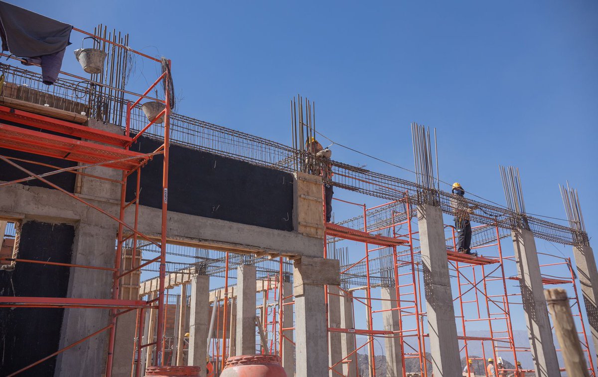 QuintelaRicardo's tweet photo. Junto a @alferdez recorrimos la obra de construcción del nuevo hospital de Chilecito. Una fuerte inversión en materia de salud pública, para brindar un servicio de calidad. 
Actualmente esta obra genera puestos de trabajo y dinamiza la economía interna de la provincia. https://t.co/HxIo45W32I