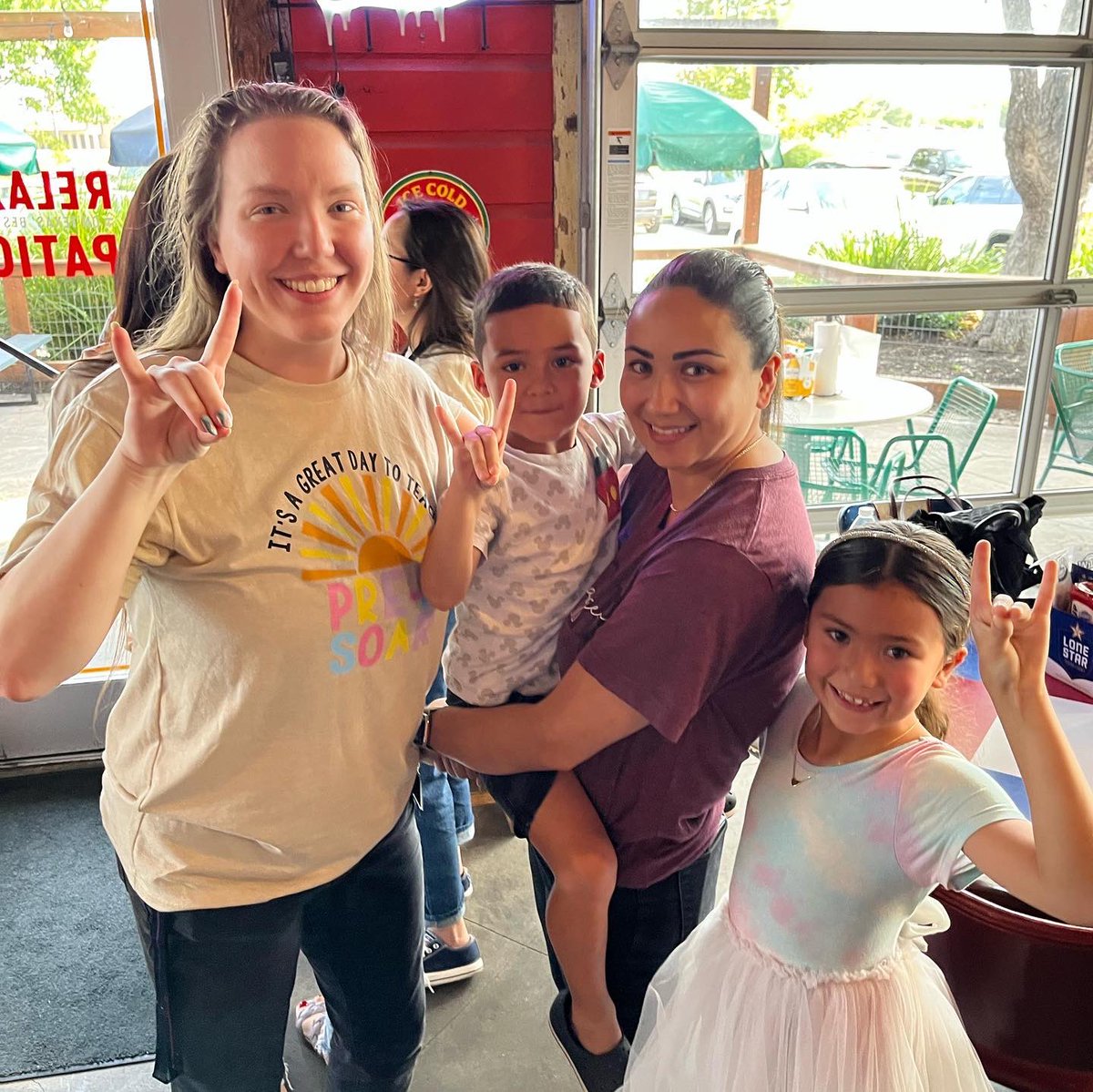 WoodardCFISD's tweet photo. It was an incredible Meet the Teacher Spirit Night at Willie’s tonight! Thanks for coming out to help us raise money and Meet Your Teacher at the same time! 🐺❤️ https://t.co/HcxnOGMePc