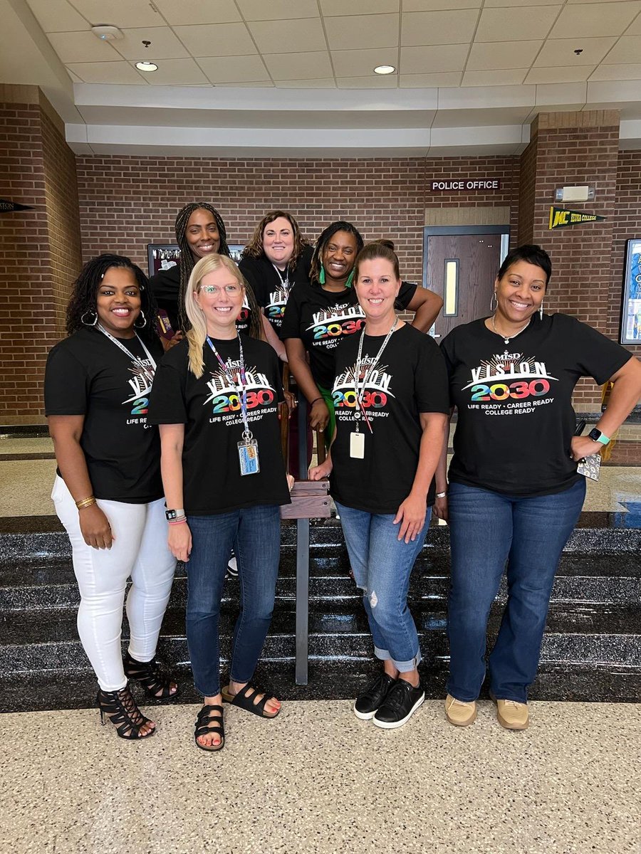 tonyatoliver5's tweet photo. Yes, that's me in green at my new campus at the END of the day...still happy and still smiling! #Timberview @misd_counseling #MISDDayOne https://t.co/johnhTibys