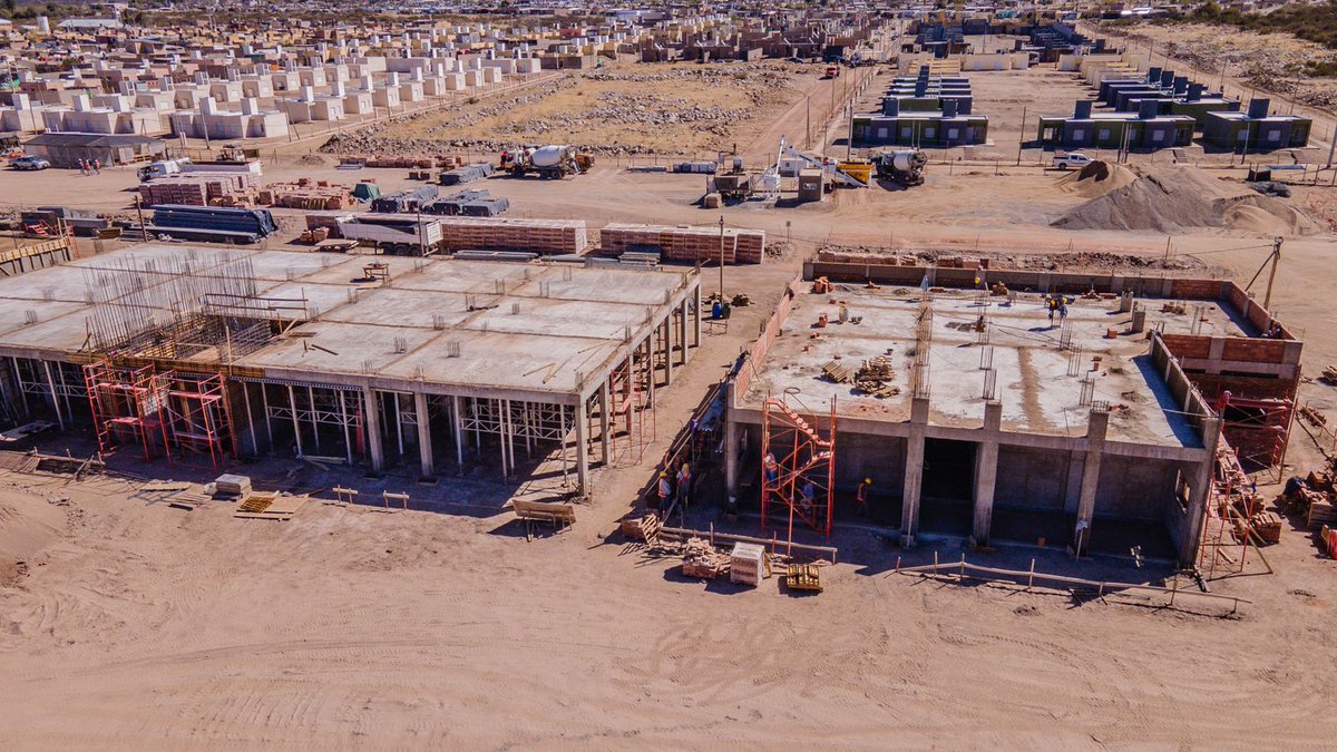 QuintelaRicardo's tweet photo. Junto a @alferdez recorrimos la obra de construcción del nuevo hospital de Chilecito. Una fuerte inversión en materia de salud pública, para brindar un servicio de calidad. 
Actualmente esta obra genera puestos de trabajo y dinamiza la economía interna de la provincia. https://t.co/HxIo45W32I
