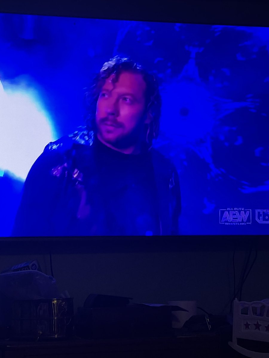 KimB0Slice4's tweet photo. He’s backkkkkkk #AEW #triostitles https://t.co/ZQWWTxUmj4