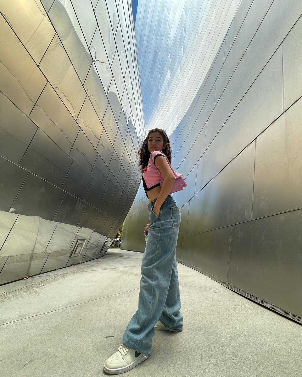cebudailynews's tweet photo. CHERRY-CHIC LOOK 🍒

Actress Belle Mariano is rocking that cute chic outfit in one of her dump posted photos on Instagram.

Looks like Belle's photographer is a tall guy? What are your thoughts bubblies 🤔

📷: Belle Mariano/IG via Vhenna Marie Mantilla #CDNDigital https://t.co/CZj8atRcTI