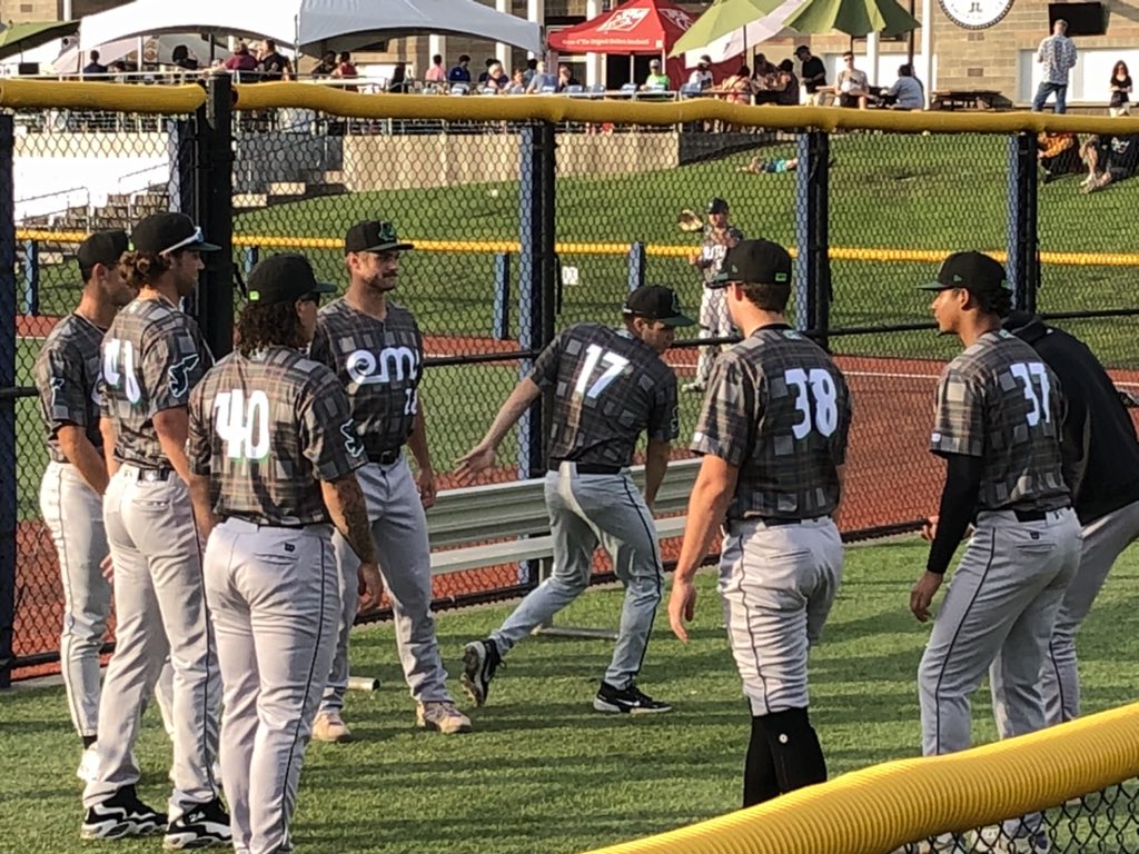 mojohill22's tweet photo. Nick Zwack (28), recently over from the J.D. Davis trade, seems to have already made friends with his new @EugeneEmeralds teammates. Elite hacky sack player. https://t.co/i3BdNQIdPs