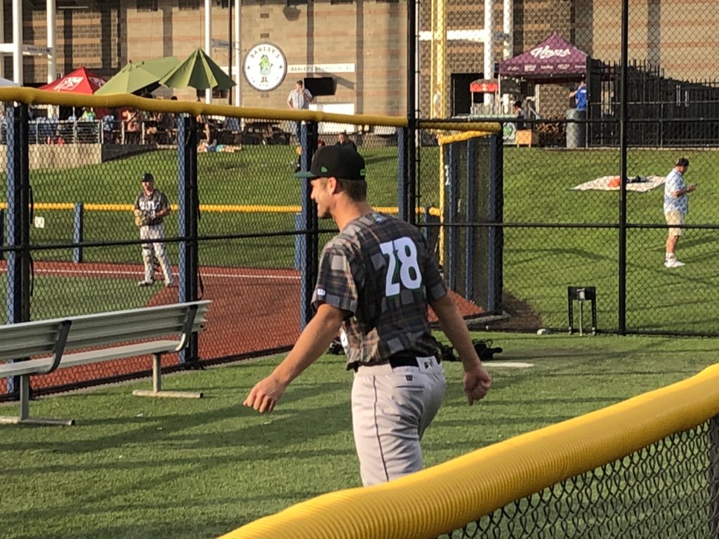 mojohill22's tweet photo. Nick Zwack (28), recently over from the J.D. Davis trade, seems to have already made friends with his new @EugeneEmeralds teammates. Elite hacky sack player. https://t.co/i3BdNQIdPs