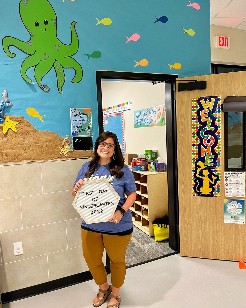 mrsbbarksdale's tweet photo. #NISDFirstDay of Kinder at @LanceElementary! 🤍
We were visited by Dr. Hicks in the morning then Mrs. Lawson came to read to us in the afternoon! What a fun 1st Day in Kinder 💙💚🧡 https://t.co/pvcRcc9kQK