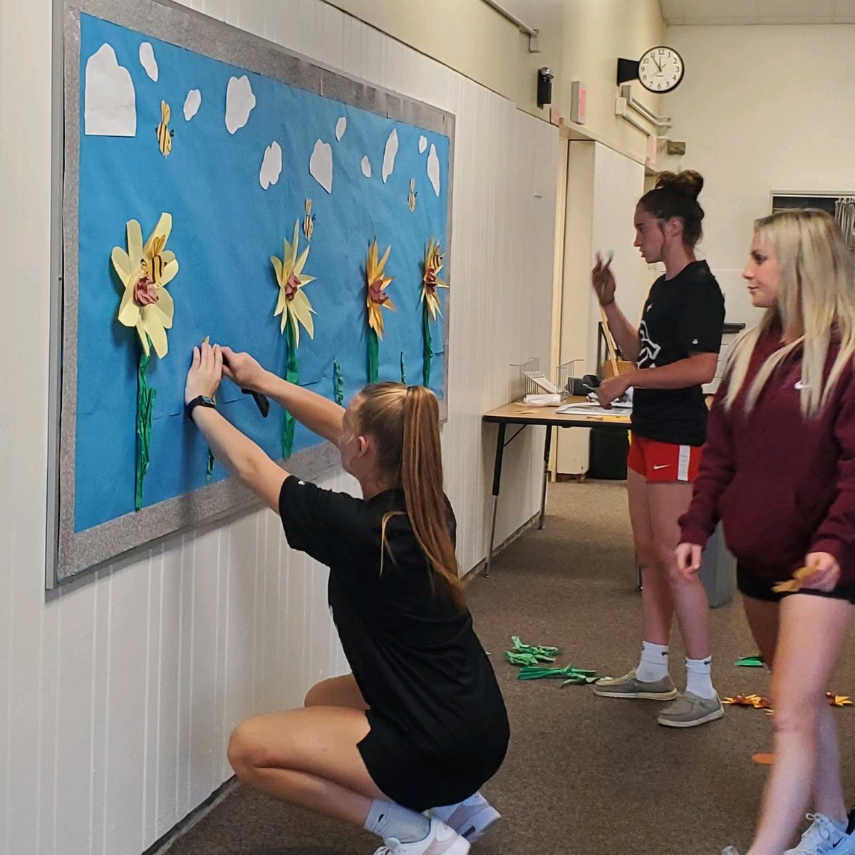 ArrowwoodEagles's tweet photo. A huge thank you to Mr Amey and the @DeltaCollege Delta College Women’s Soccer Team for volunteering all day at Arrowwood today. The extra hands & creativity were greatly appreciated by the Arrowwood team! #communitysupport #deltawomenssoccer #stcsbacktoschool #stcsitswhatwedo https://t.co/Ekwuu67D4o