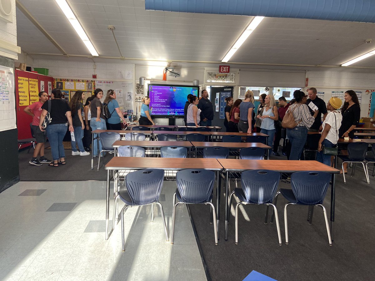 IBCharterSchool's tweet photo. Walking into classes &amp; seeing middle school families engaged. #itsallofus 💙🐬💙 @SBUSD_NEWS @Supt_SBUSD @kyletgriffith @Doctora_Vargas https://t.co/vytQDS5yxT