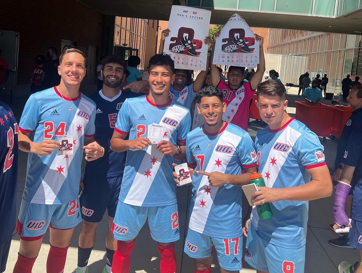 UIC_MSOC's tweet photo. The team had a great time helping @housingUIC with move-in day at @jst_uic. We look forward to seeing the new students at our home matches this year, starting with our match against Michigan at 1pm this Friday at Flames Field! https://t.co/jpRJi2x604