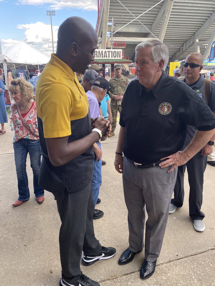 coachdgates's tweet photo. It was a great day @MoStateFair. Enjoyed meeting everyone &amp; learning more about this great state. The fried green tomatoes were a hit! Thanks for all your suggestions #MIZ🐯 https://t.co/UmVK3Vc0Pm