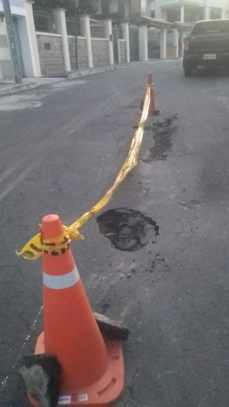 FabricioVallej7's tweet photo. @UrbCondado @aguadequito @aguadequito han transcurrido 15 días y no hay la respuesta de Uds. La calle empieza a hundirse calle y será exclusivamente de su responsabilidad lo que esto derive. ¡HAGAN ALGO! https://t.co/abYsXGYQrf
