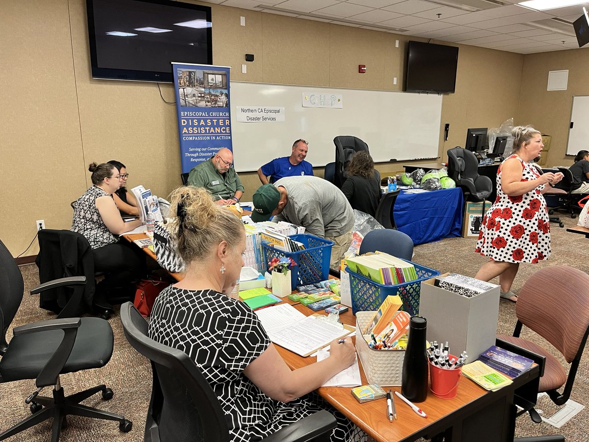 Cal_OES's tweet photo. As Day One of the Local Assistance Center in #SiskiyouCounty comes to a close, a reminder that the center will reopen tomorrow at 9 a.m. to assist #McKinneyFire survivors. Local, state &amp; federal agencies will be on hand to offer support services. Details: https://t.co/NpevOtzIfB https://t.co/4bgyqeMfEG