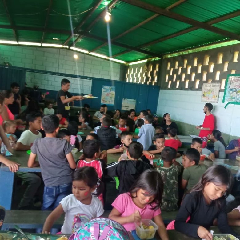 Alrededor de 50 niños, niñas y adolescentes disfrutaron este #17agosto del plan #AgostoDeEscuelasAbiertas en la UEE Buenos Aires del municipio Córdoba. 

Dinámicas variadas, juegos, cantos y pintacaritas fueron parte de la divertida jornada...